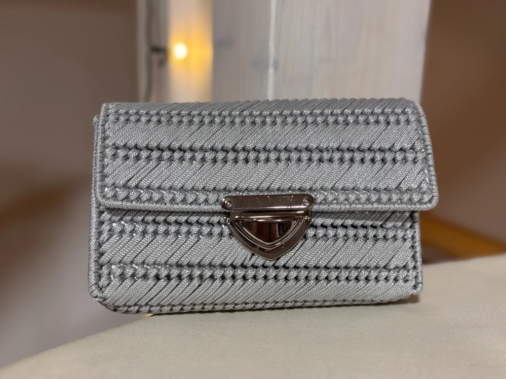 Vyšívaná kabelka 19x11x4 cm stříbrná bez řetízku