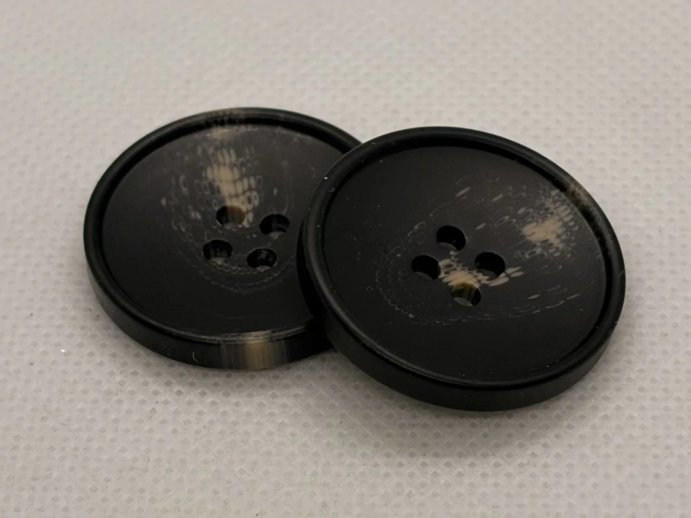 Knoflík černý s hnědými flíčky 27 mm