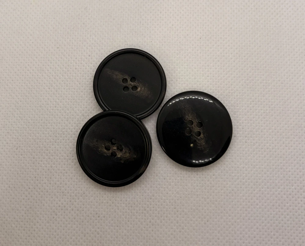 Knoflík černý s hnědými flíčky plochý 27 mm
