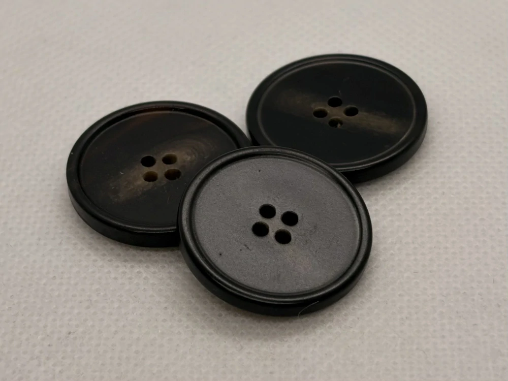 Knoflík černý s hnědými flíčky plochý 22 mm