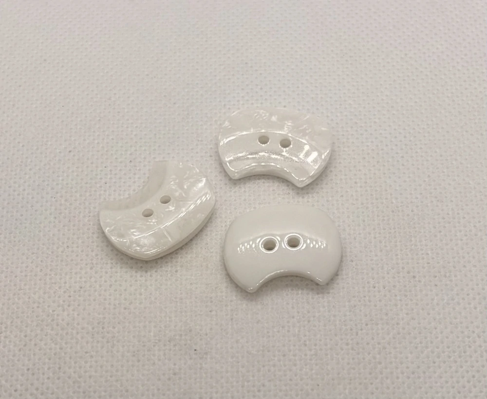 Knoflík třpytivý výseč bílá 23x17 mm