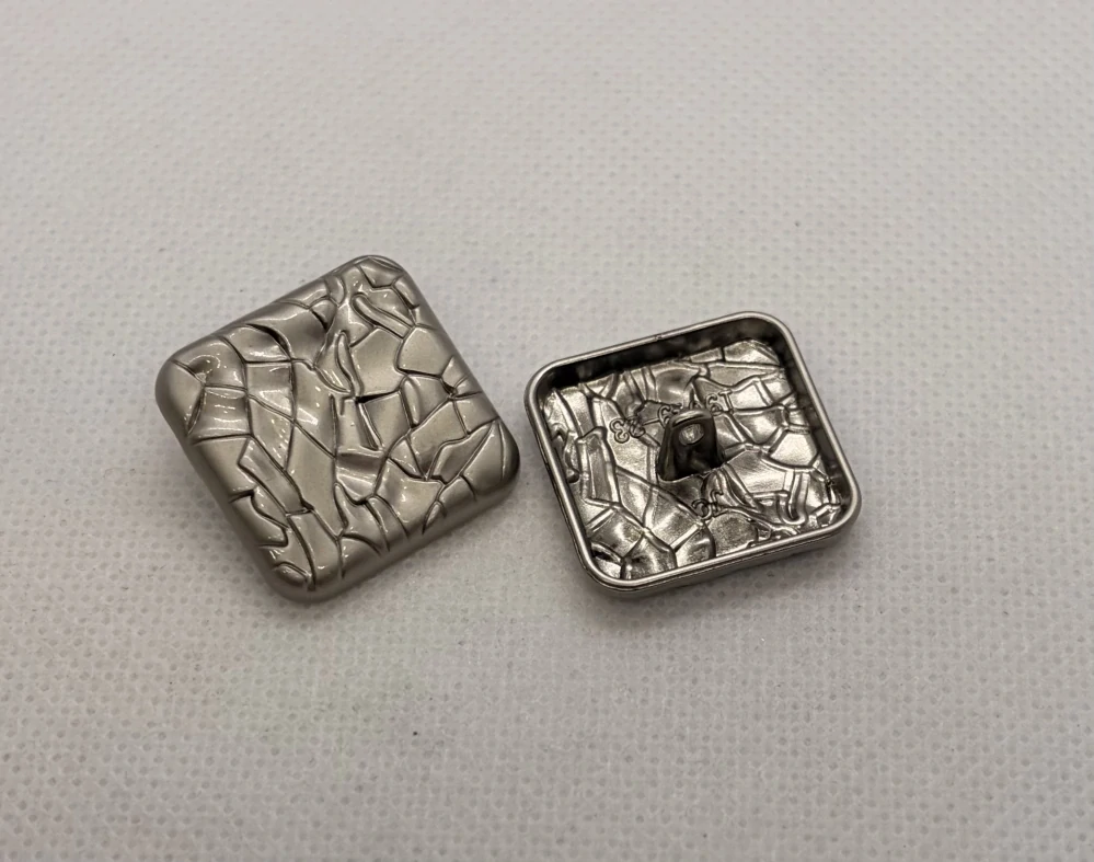 Knoflík stříbrný 23x23 mm