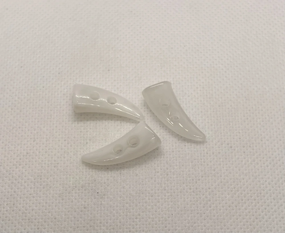 Knoflík roh 25x10 mm bílý