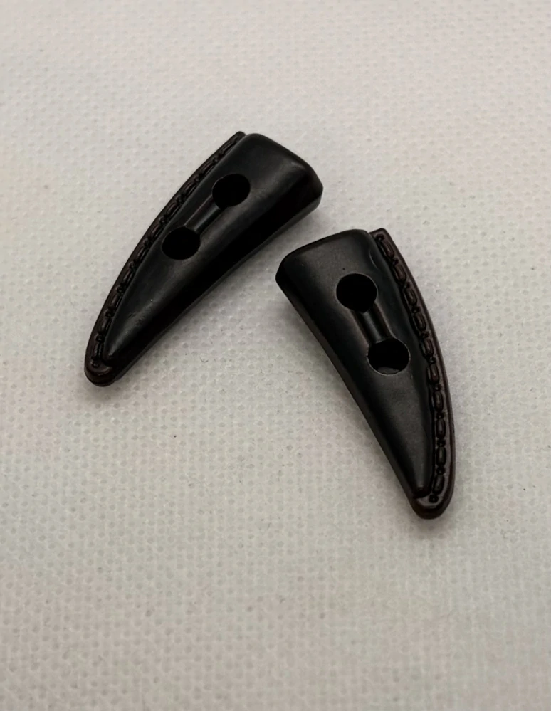 Knoflík roh hnědý prošívaný 34x13 mm