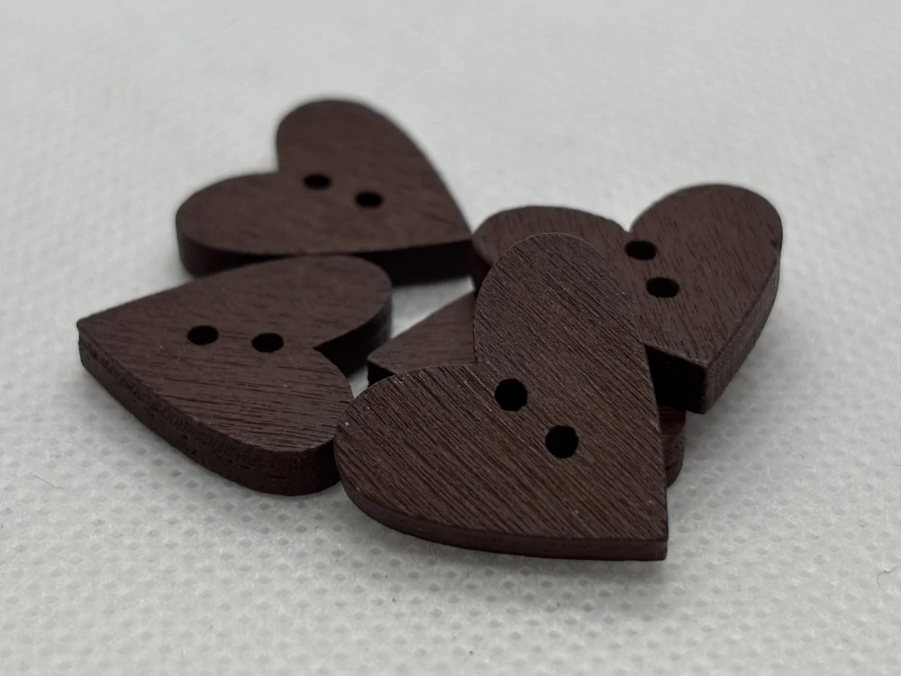 Knoflík srdíčko dřevěné 18x19 mm tmavě hnědá