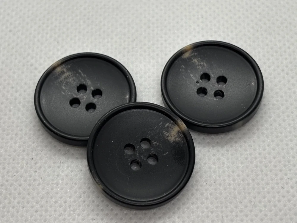 Knoflík černý s hnědými flíčky 23 mm