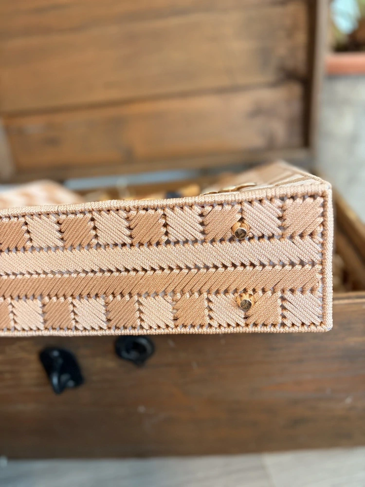 Vyšívaná kabelka 31,5x25x9 cm oříšková