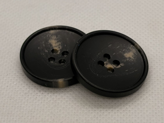 Knoflík černý s hnědými flíčky 27 mm
