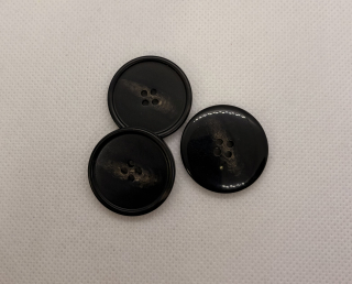 Knoflík černý s hnědými flíčky plochý 27 mm
