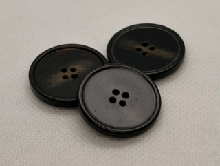 Knoflík černý s hnědými flíčky plochý 22 mm