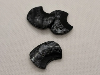 Knoflík třpytivý výseč černá 23x17 mm