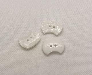 Knoflík třpytivý výseč bílá 23x17 mm