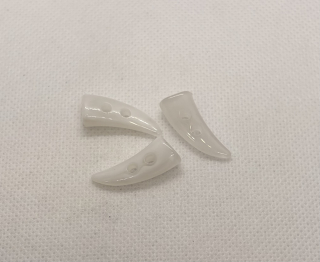 Knoflík roh 25x10 mm bílý
