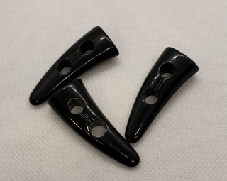 Knoflík roh černý 44x17 mm